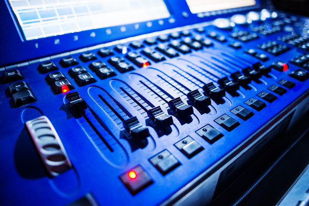 Misturador de áudio com botões e controles deslizantes
 - Foto, Imagem