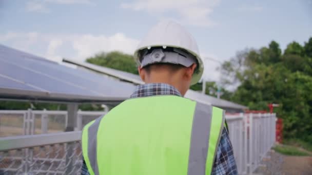 Mühendis, sistemi ve bakım güneş panelini kontrol etmek için güneş pilleri istasyonunda dolaşıyor - Video, Çekim