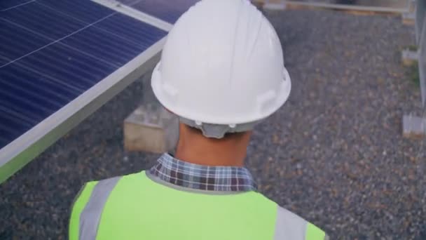 Engenheiro andar em torno da estação de células solares para verificar o sistema e manutenção do painel solar - Filmagem, Vídeo