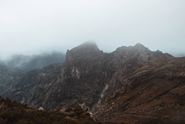 Pohled na ostrov Madeira z nejvyšší hory, Pico Ruivo. Dobrodružství na malém ostrově v Atlantském oceánu. Zelená vegetace se mění ve skalnatý povrch. Portugalsko poklad. - Fotografie, Obrázek