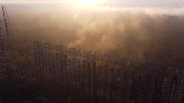 Drone beelden van Duga radar met een radioactief mistig bos op de achtergrond. - Video