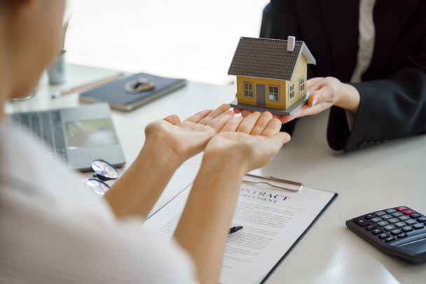 Real estate broker agent presenting and consult to customer to decision making sign insurance form agreement. - 写真・画像