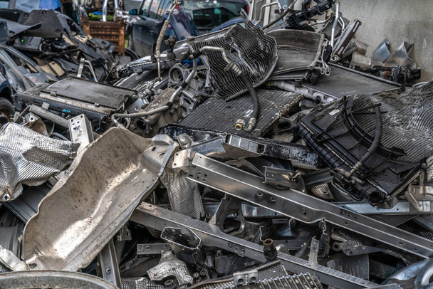 Μέρη αποσυναρμολογημένων αυτοκινήτων στο τροχαίο ατύχημα - Φωτογραφία, εικόνα