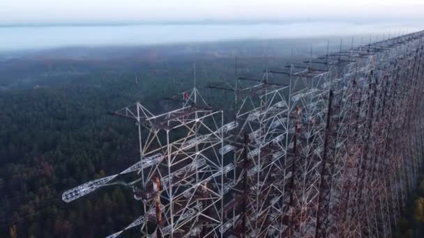 Drone view van de bovenste elementen van de Duga radar in Tsjernobyl in de herfst. - Video