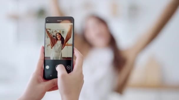 Νεαρές Ασιάτισσες γυναίκες πυροβολούν μαζί χορεύοντας στην κουζίνα στο σπίτι όταν κάνουν βίντεο για τα μέσα κοινωνικής δικτύωσης, ιστορίες trendy χορό στο σπίτι κάνουν online περιεχόμενο - Πλάνα, βίντεο