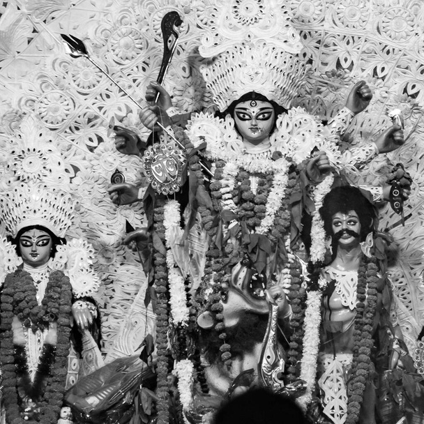 Déesse Durga avec un regard traditionnel en vue rapprochée à un Puja Kolkata du Sud, Durga Puja Idol, un plus grand festival hindou Navratri en Inde - Photo, image