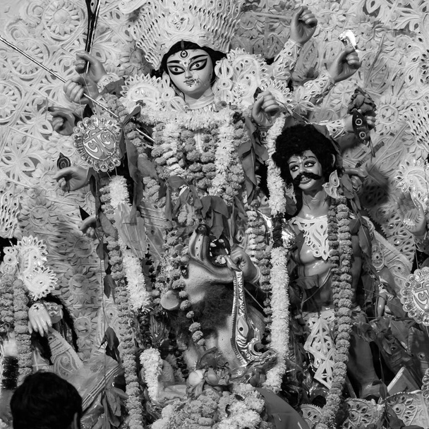 Göttin Durga mit traditionellem Look in Nahaufnahme auf einem Durga Puja in Süd-Kolkata, Durga Puja Idol, einem der größten hinduistischen Navratri-Feste Indiens - Foto, Bild