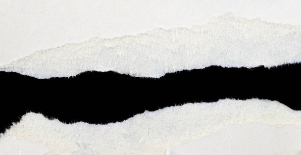 un pezzo di carta bianco su uno sfondo nero isolato - Foto, immagini