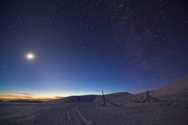 Fantastique ciel étoilé. Paysage hivernal et sommets enneigés. Les montagnes des Carpates. Ukraine. Europe - Photo, image