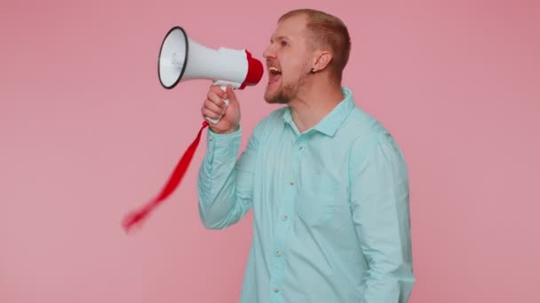 Homme barbu souriant parlant avec le mégaphone, proclamant des nouvelles, annonçant bruyamment la publicité de vente - Séquence, vidéo