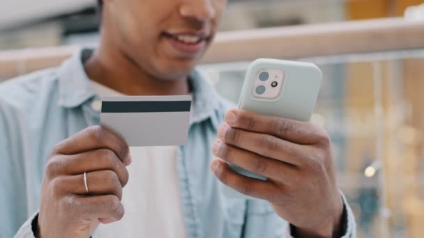 Αγνώριστος αφρικανικός αμερικανός πελάτης πελάτης πελάτης πελάτης crop view τύπος κρατώντας τηλέφωνο τραπεζική πιστωτική κάρτα χρησιμοποιώντας το κινητό pay app κάνουν την αγορά online πληρωμή μέσω διαδικτύου μεταφορά χρημάτων εικονικά χρήματα - Πλάνα, βίντεο