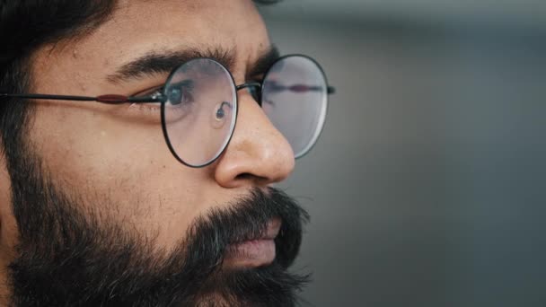Крупним планом портрет обличчя бородатий вдумливий арабський бос підприємець бізнесмен в окулярах критий мріє, дивлячись втрачені думки пошук ідеї самоізоляції через ковадлу пандемію
 - Кадри, відео