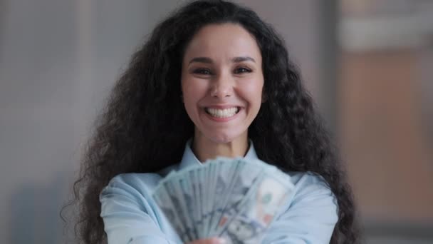Erstaunt arabische Geschäftsfrau leitende Angestellte lockig weibliche Anleger freuen sich immer echte Zahlung Dollar Währung gewinnen Lotterie Geldpreis Gewinn erhalten Geld Bonus Arbeitslohn überrascht Wow-Effekt - Filmmaterial, Video