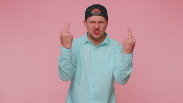 Homem louco agressivo mostra dedos médios, demonstrando protesto gesto rude de desrespeito rejeitando - Filmagem, Vídeo