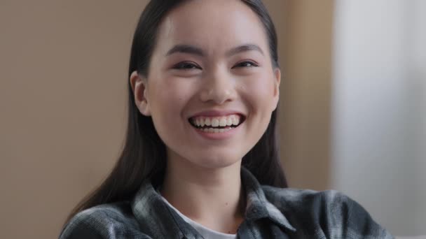 Extrém közelkép ázsiai lány portré nő tökéletes fehér fogú mosoly nézi kamera nevet vicces vicc humoros buta helyzet hölgy élvezi a jó hangulat lelkesen nevetés szórakozás - Felvétel, videó