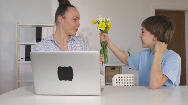 Fils de 12 ans présente un bouquet de fleurs à la mère - Séquence, vidéo
