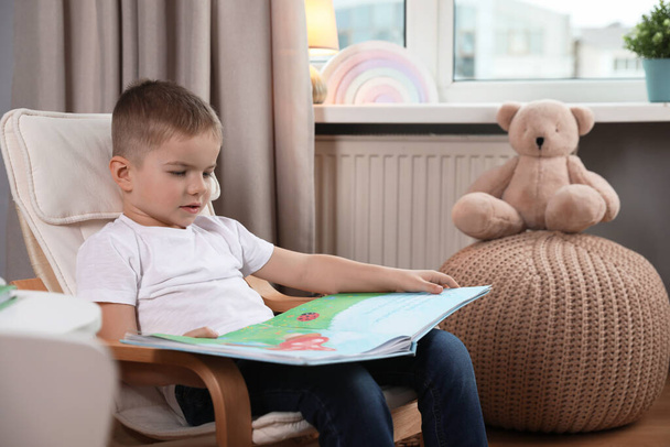 Evde kitap okuyan sevimli küçük çocuk, mesaj için yer var. - Fotoğraf, Görsel