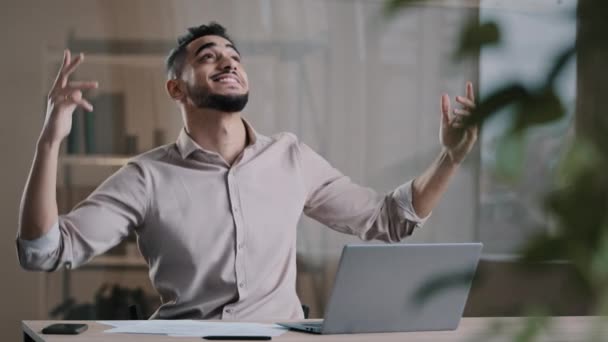 Lenyűgözött boldog üzletember spanyol srác munkás győztes tánc az irodában érzelmi fiatalember úgy érzi, eufórikus szórakozás ünnepelni monetáris győzelem előmozdítása fizetés növekedése kap egy csomó pénzt készpénz usd bankjegyek - Felvétel, videó