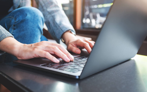 Imagen de cerca de una mujer de negocios trabajando y escribiendo en el ordenador portátil - Foto, Imagen