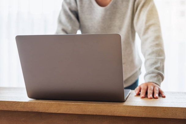 Imagem de close-up de um empresário trabalhando e usando computador portátil em uma mesa de madeira - Foto, Imagem