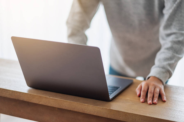 Крупним планом зображення бізнесмена, що працює і використовує ноутбук на дерев'яному столі
 - Фото, зображення