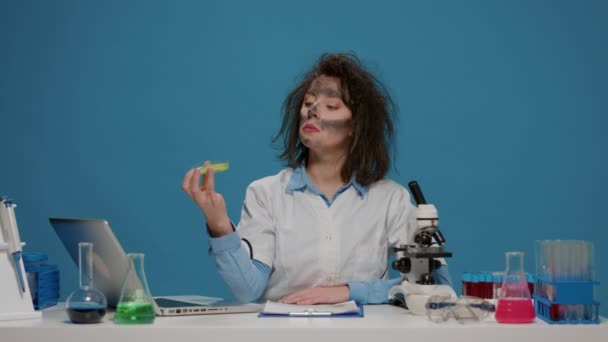 Zabawny szalony naukowiec patrząc na substancję w szalce Petriego - Materiał filmowy, wideo