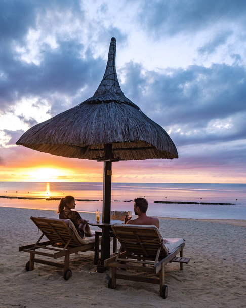 luxusní cestování, romantická dovolená na pláži pro pár líbánek, tropická dovolená v luxusním hotelu - Fotografie, Obrázek