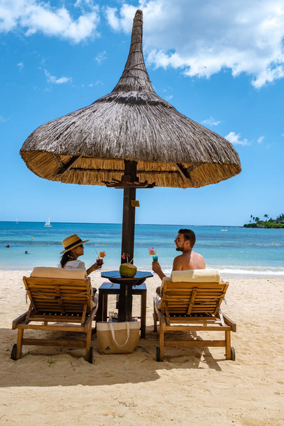 Luxusreisen, romantischer Strandurlaub für Flitterwochen-Paare, tropischer Urlaub im Luxushotel - Foto, Bild