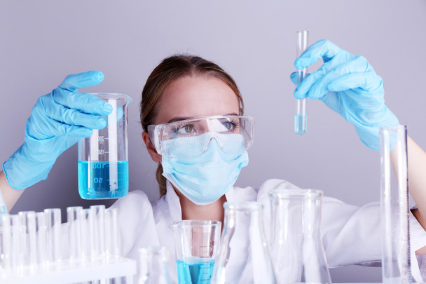Laboratory assistant making medical test in laboratory - Фото, зображення