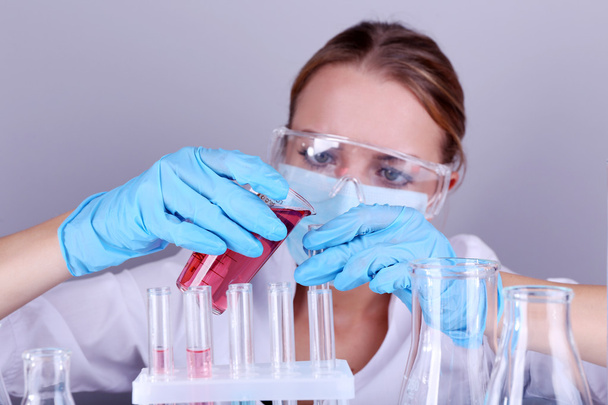 Laboratory assistant making medical test in laboratory - Foto, immagini