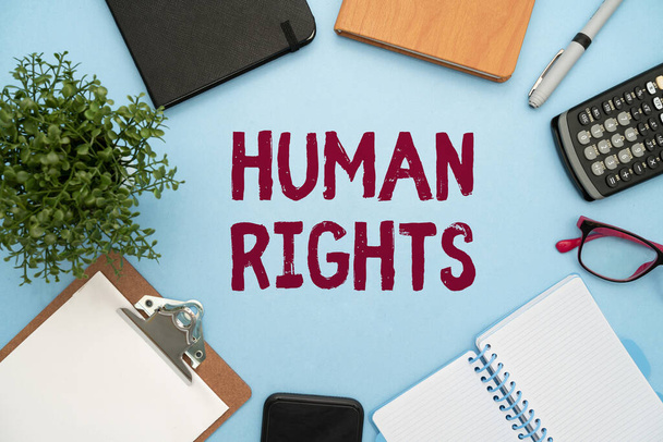 Tekstimerkki, jossa näkyvät ihmisoikeudet. Liiketoiminta-ajatus Moraaliset periaatteet Standardit Laki Flashy School Office Supplies, Opetus Oppimiskokoelmat, Kirjoitusvälineet, - Valokuva, kuva
