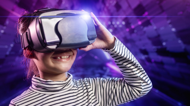Ευτυχισμένο κορίτσι με γυαλιά εικονικής πραγματικότητας. Αυξημένη πραγματικότητα, επιστήμη, μελλοντική έννοια της τεχνολογίας. VR. Φουτουριστικό 3d γυαλιά με εικονική προβολή - Φωτογραφία, εικόνα