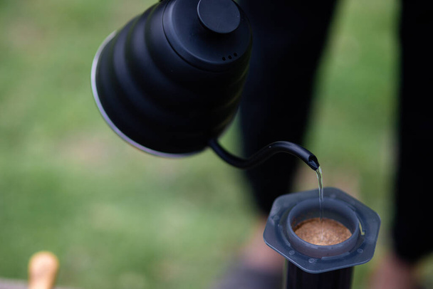 Professioneller Barista bereitet Kaffeemaschine und Wasserkocher vor. Alternative Möglichkeiten, Kaffee zu brauen. - Foto, Bild