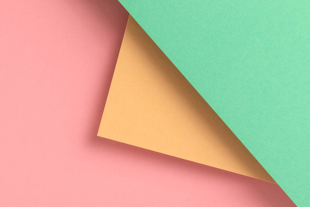 Papieren achtergrond met gele, turquoise en roze pastel kleuren. - Foto, afbeelding