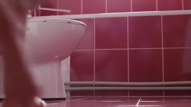 Mladá dívka píše na záchodě v koupelně doma s chytrým telefonem - Záběry, video
