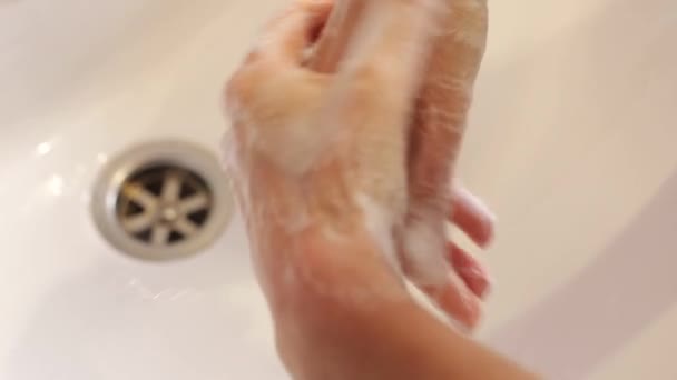 Frau wäscht sich im Badezimmer die Hände mit Wasser, Seife und Schaum. - Filmmaterial, Video