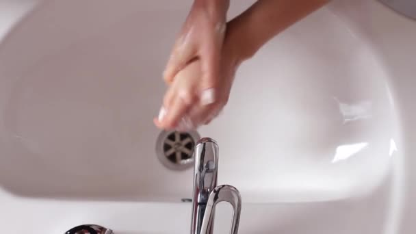 Frau wäscht sich im Badezimmer die Hände mit Wasser, Seife und Schaum. - Filmmaterial, Video