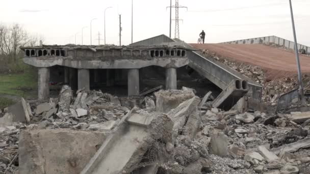 Ukrayna 'daki Rus birlikleri tarafından yıkılmış köprü. - Video, Çekim