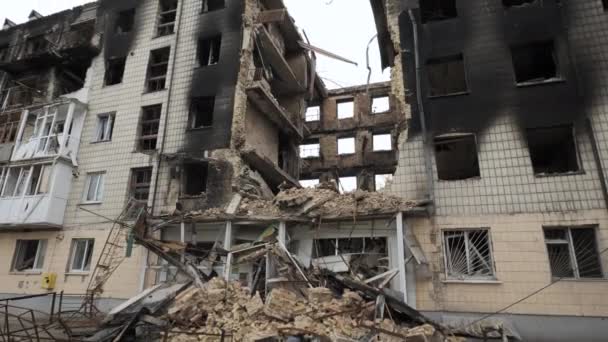 Zniszczony budynek mieszkalny w mieście Borodyanka w wyniku ataków bombowych rosyjskiej armii - Materiał filmowy, wideo
