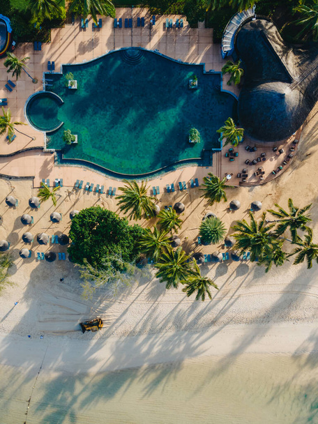 vista aérea de drones de resort tropical, vista aérea de drones de resort tropical con piscina y océano - Foto, imagen
