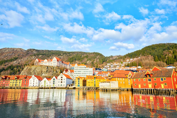 Famoso muelle Skuteviksbrygge en Bergen, Noruega - Foto, imagen