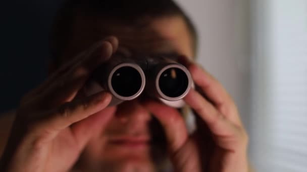 Homme espionnant les gens, utilisant des jumelles pour l'observation - Séquence, vidéo