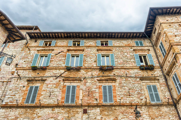 Történelmi épületek Assisi óvárosában, Közép-Olaszország egyik legszebb középkori városában - Fotó, kép