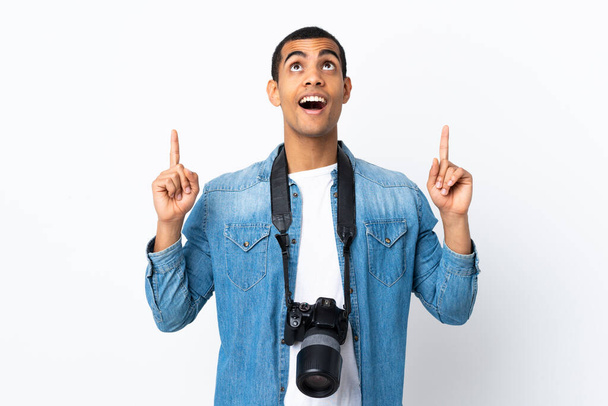 Jeune photographe afro-américain homme sur fond blanc isolé pointant avec l'index une excellente idée - Photo, image