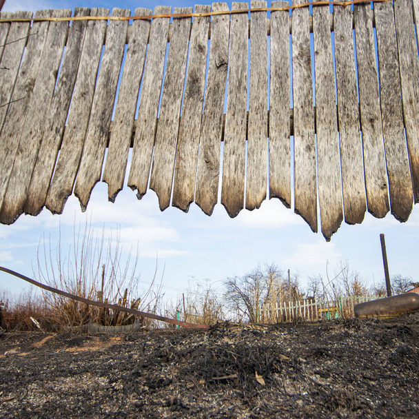 bombázott házak Ukrajnában során orosz agresszió, égett házak a város szélén - Fotó, kép