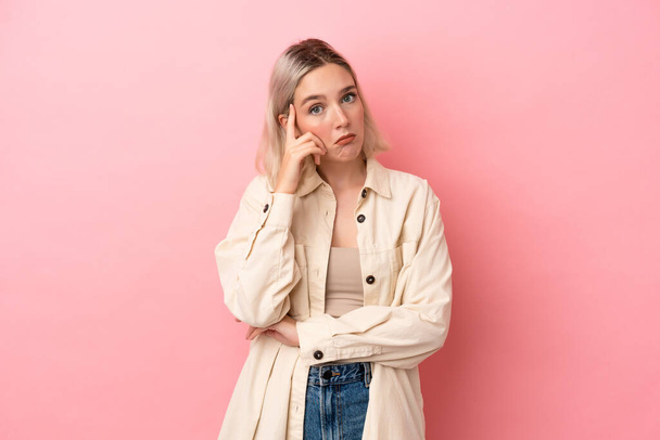 Young caucasian woman isolated on pink background thinking an idea - Foto, Bild