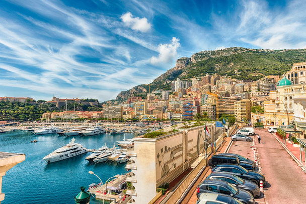 Vista sobre yates de lujo y apartamentos de Port Hercules en el distrito de La Condamine, centro de la ciudad y puerto de Monte Carlo, Costa Azul, Principado de Mónaco, emblemático hito de la Riviera Francesa - Foto, imagen