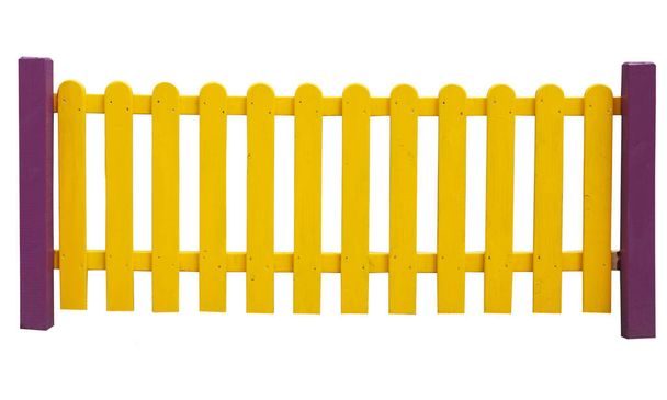 Κίτρινο ξύλινο φράχτη που απομονώνονται σε λευκό φόντο - Φωτογραφία, εικόνα