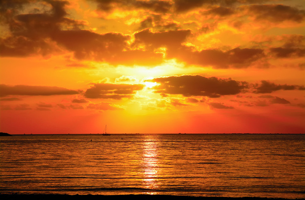 Красное небо на побережье Альгеро
 - Фото, изображение
