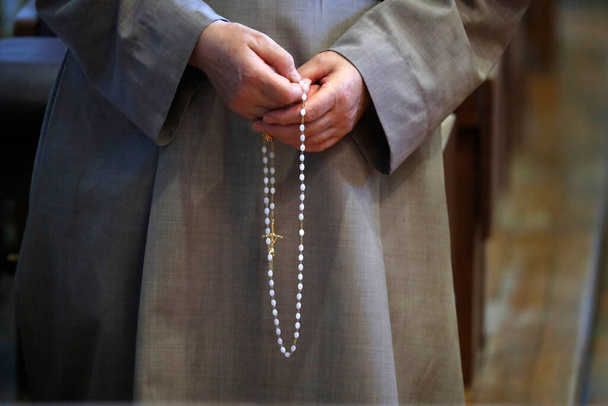 El Monasterio de la Visitación. Monja visitandina rezando el rosario. Marclaz. Francia.  - Foto, imagen